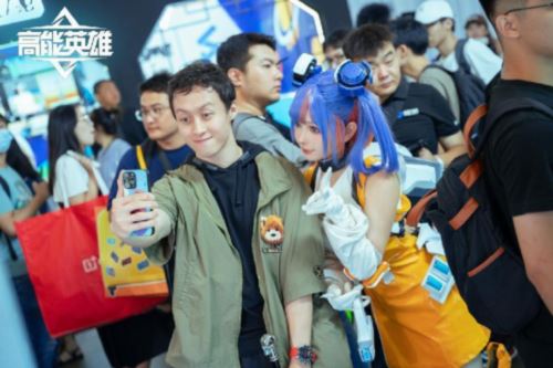 coser变装、老外求号……《高能英雄》引爆炎炎夏日！
