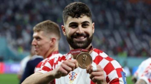 面具骑士持剑退敌 铁壁防线宛如天堑