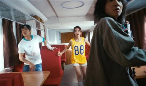 NBA女神美娜化身《荒野迷城》首席福利官带你末日求生