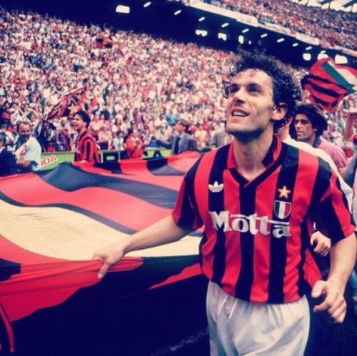 红黑尖刀传奇返场 左右开弓脚下生风 红黑尖刀传奇返场 左右开弓脚下生风